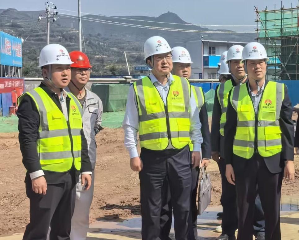 陜西省煤層氣黨委委員、紀委書記董巨國一行深入天工公司土建第二十一項目部開展節(jié)前檢查指導工作