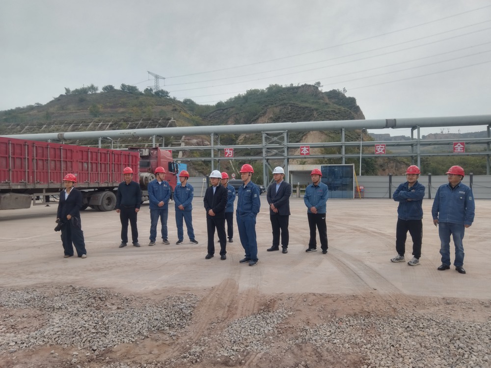 陜煤集團府谷能源開發(fā)有限公司黨委書記、 董事長李寧蒞臨陜西新元潔能有限公司電石廠電池儲能調(diào)峰項目檢查指導工作