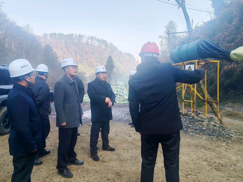 陜煤集團總經(jīng)理助理、陜煤電力集團黨委書記、董事長馮平安一行深入西鄉(xiāng)抽蓄電站勘探平硐項目現(xiàn)場檢查指導前期準備工作